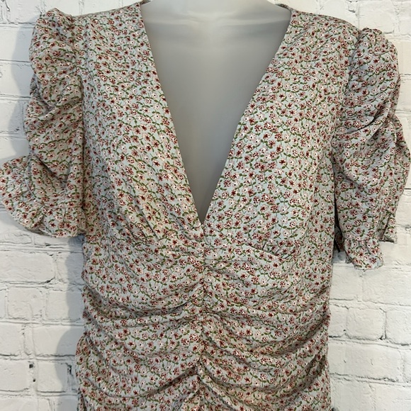 SBetro flattering ruched dress with low V - Picture 2 of 8